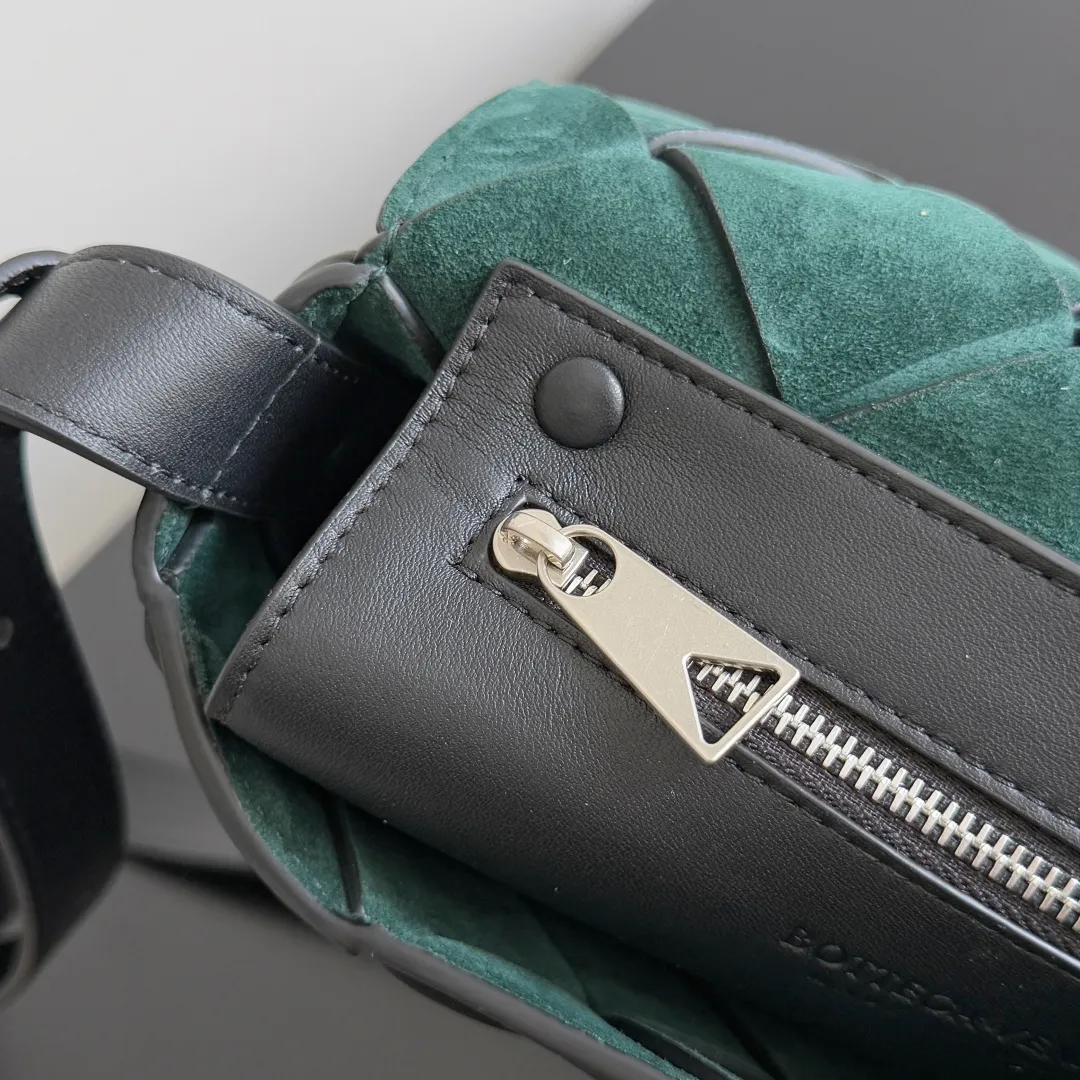 Batch 1860 BOTTEGA VENETA new Diago crossbody bag The diagonally built dynamic silhouette shows unique ingenuity. As a member of the B family's early autumn series, it uses the highest quality calfskin. The entire bag is softer, thicker and heavier, and durable. It is equipped with an adjustable strap. The texture of the 3cm wide leather strap is very similar to the litchi pattern. It is slightly stiffer than the litchi pattern. It is low-key, luxurious and full of connotation. It is refreshing and comfortable to match the upper body. Hu Yitian was also successfully captured by it. Style number: 795637 Size: 22.5*16.5*5.5cm